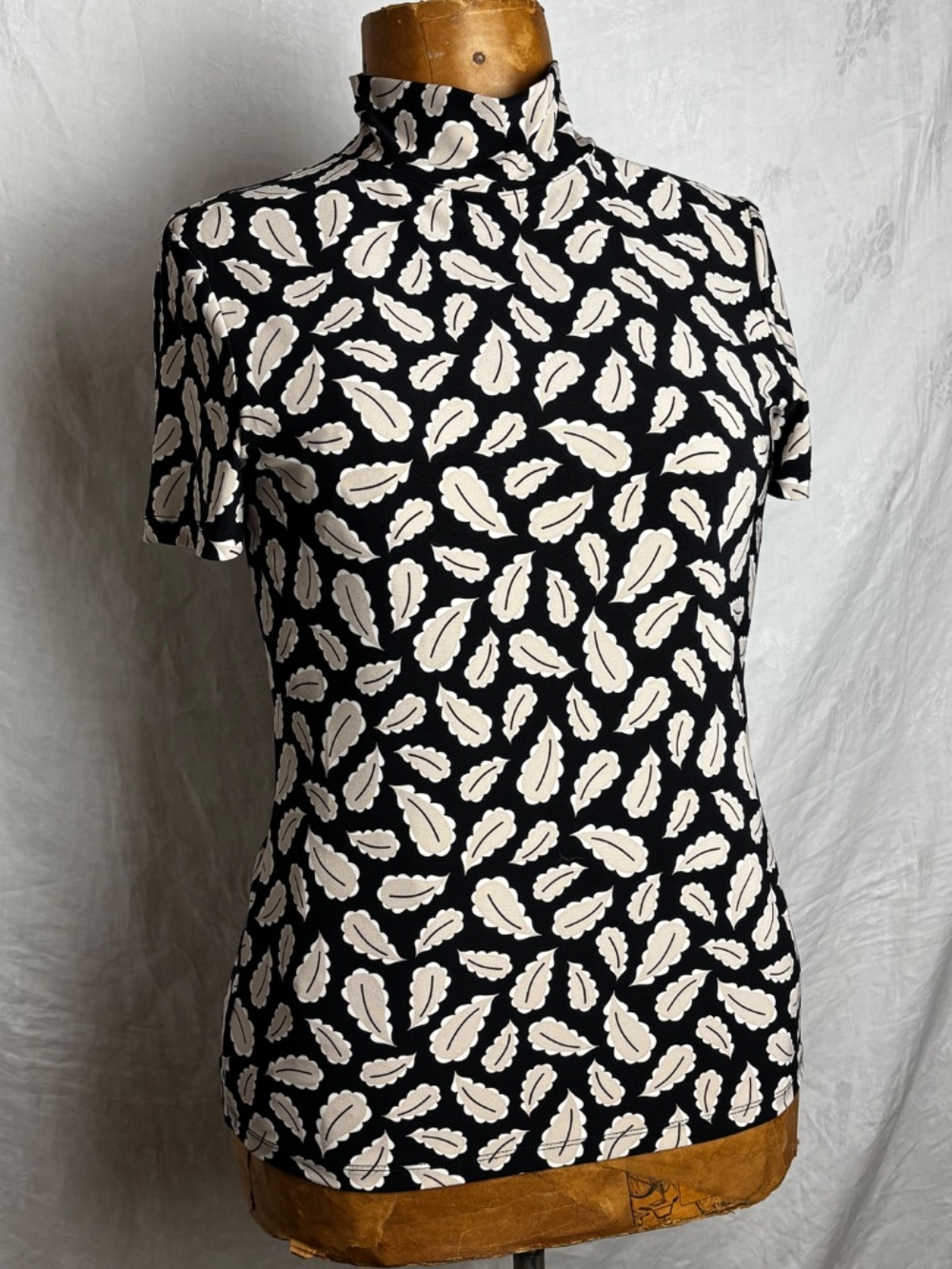 Anne Klein Mock Neck Oak Leaf Knit Short Sleeve Knit Top Sz. S